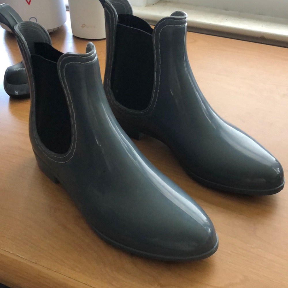 Report rain bootie
